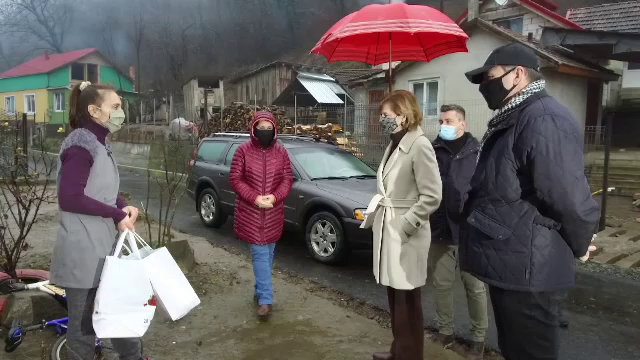 Membrii Familiei Regale au împărțit cadouri mai multor familii nevoiașe din comuna Săvârșin
