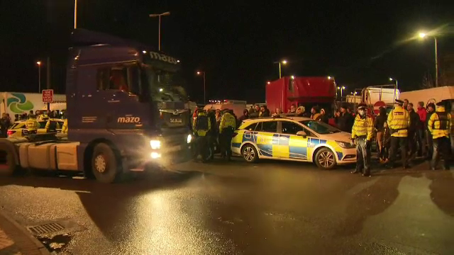 În ajunul Crăciunului, o parte dintre șoferii blocați de patru zile în Dover au început să plece spre case