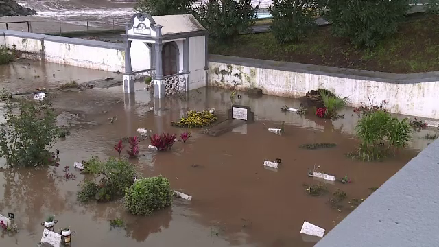 Inundații de proporții au lovit insula portugheză Madeira. Cimitirul a fost complet acoperit de ape