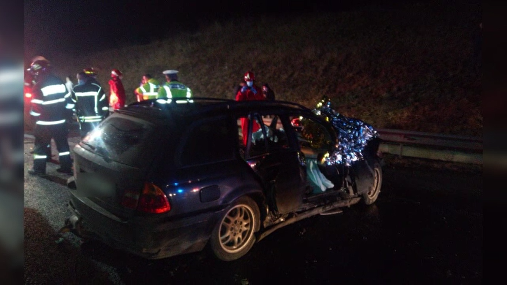 Un șofer din Cluj a ajuns în stare critică la spital după ce a intrat cu mașina într-un TIR