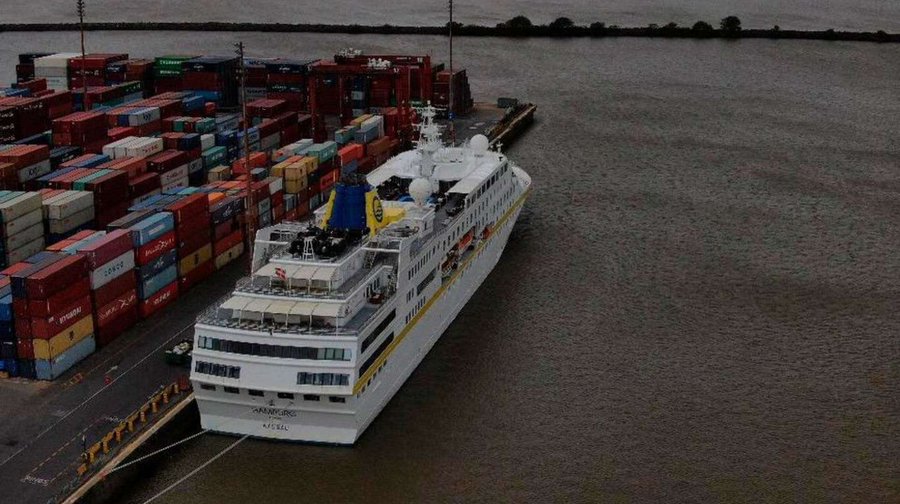 Sute de pasageri ai unui vas de croazieră, izolaţi la bord, în sudul Argentinei după depistarea unui caz de COVID-19