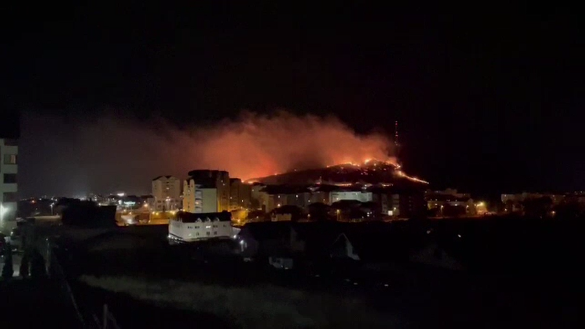 Momente terifiante în Piatra Neamț. Un incendiu de vegetație, aproape să ajungă la un cartier de case