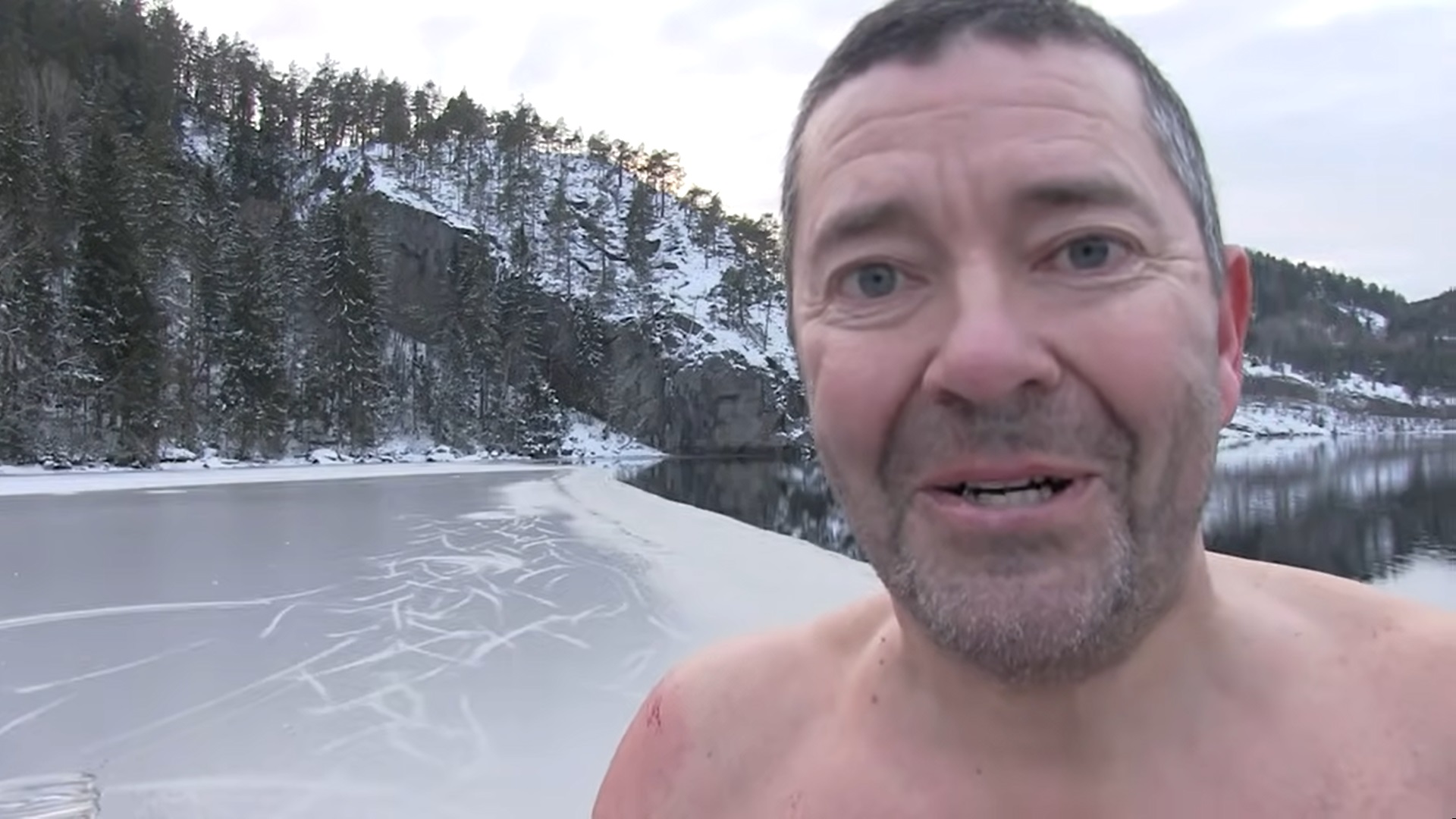Un influencer norvegian a murit după ce a căzut într-un lac înghețat, în timp ce filma un clip pentru YouTube