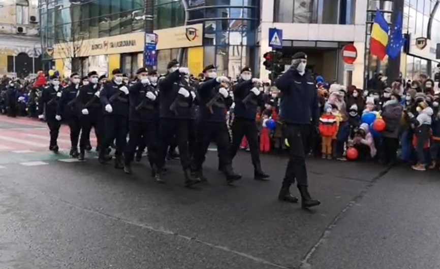 VIDEO. Jandarmii din Cluj, defilare stânjenitoare la parada de Ziua Națională. „Ne cerem scuze public”