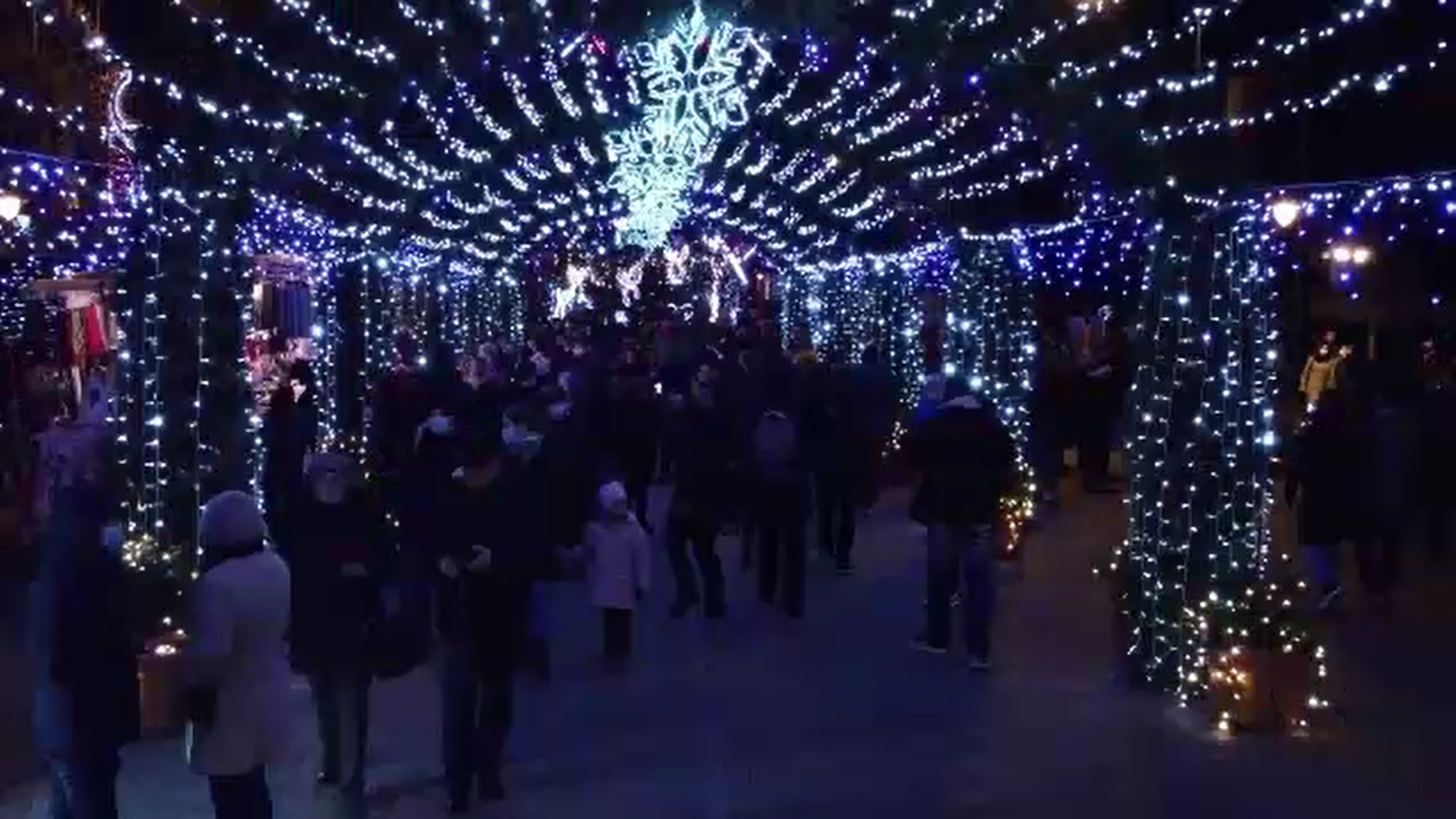 S-au aprins luminițele festive în mai multe orașe. Sute de oameni s-au bucurat de atmosfera festivă