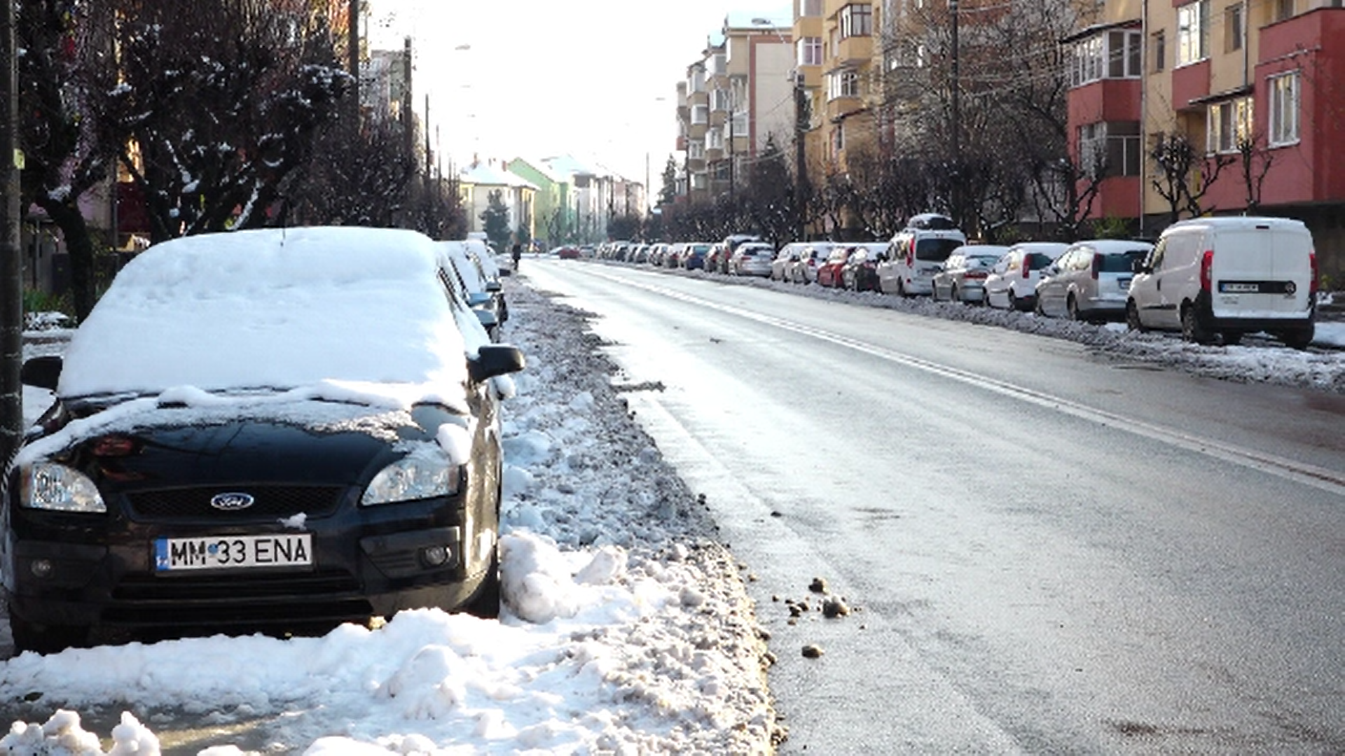 Patru oameni au fost la un pas de moarte în Maramureș după ce s-au răsturnat cu mașina pe un drum înghețat