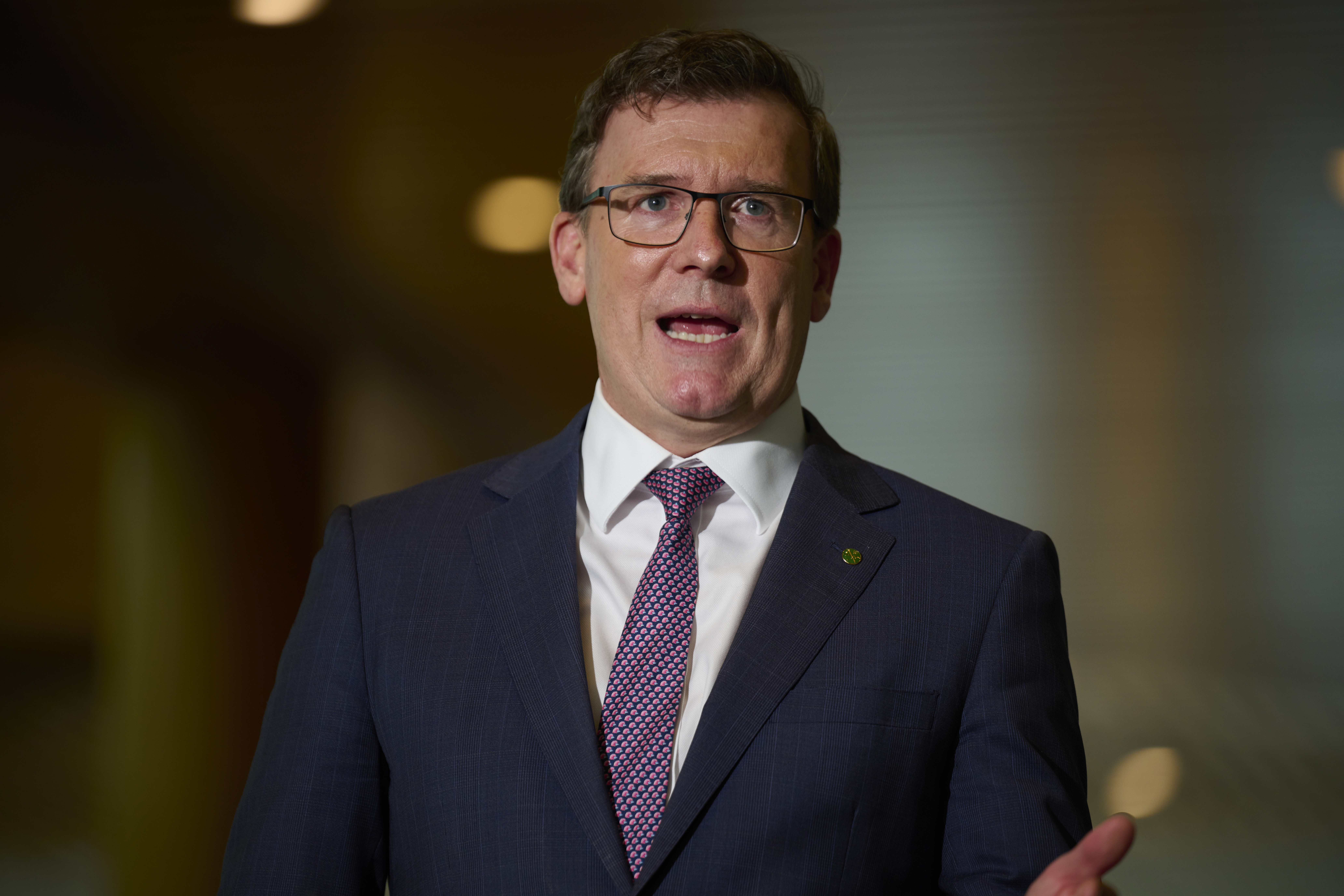 Ministrul australian al Educaţiei, suspendat din funcţie în urma unor acuzaţii de hărţuire şi agresiune