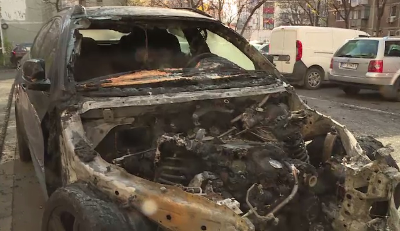 Minorul care a incendiat șapte mașini în Capitală a recurs la acest gest din răzbunare