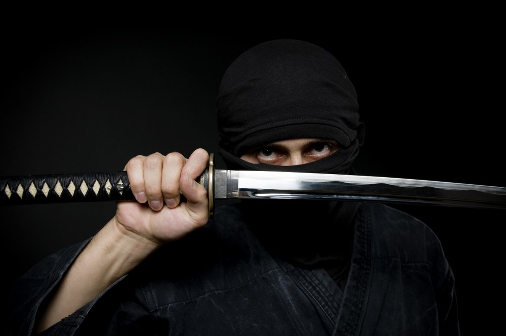 Caz șocant în Franța. Un bărbat costumat în ninja a atacat şi rănit cu sabia două poliţiste