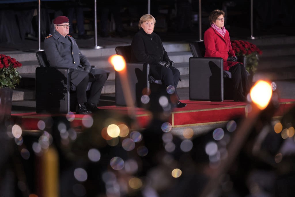 VIDEO. Angela Merkel, în lacrimi la ceremonia de adio pentru cancelarul Germaniei