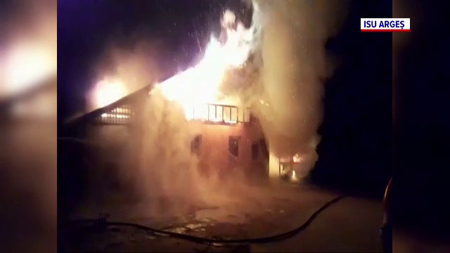 O casă din Argeș a ars ca o torță. Proprietarii au reușit să iasă la timp