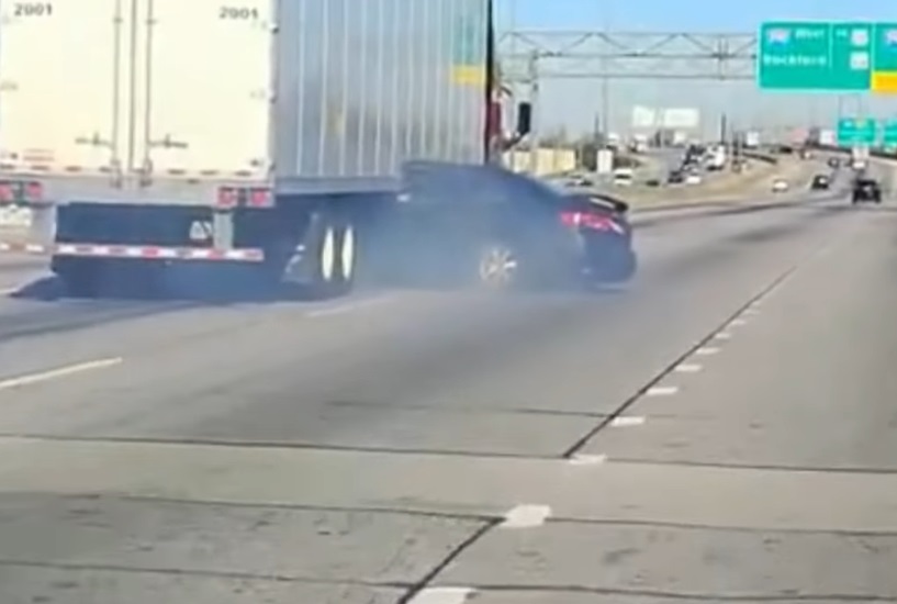 Imagini incredibile cu un TIR care târa o mașină după el, fără ca șoferul să realizeze că făcuse un accident. VIDEO