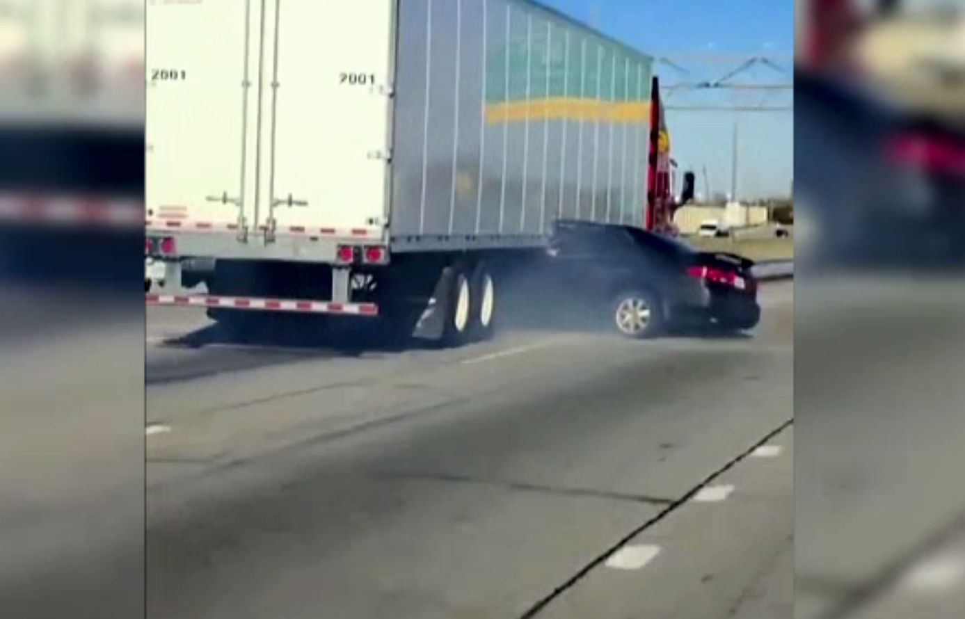Un camion circula cu un o mașină blocată sub el, în timp ce șoferul făcea semne disperate cu mâna. Ce se întâmplase