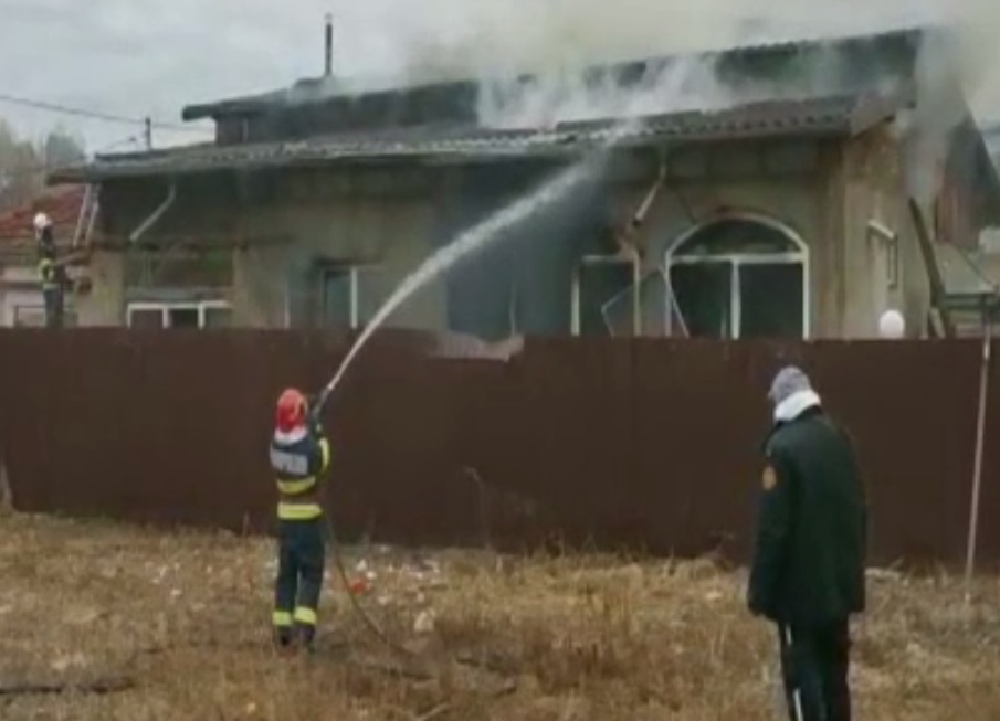 Casă din Târgoviște distrusă de flăcări, după ce proprietara ar fi turnat prea multă motorină în sobă