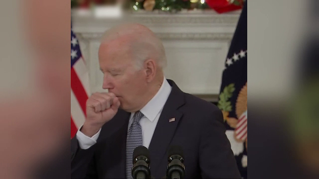 Biden, cuprins de un acces de tuse în timpul unor declarații. ”Am un nepoțel care a răcit și îi place să-l pupe pe bunicul”