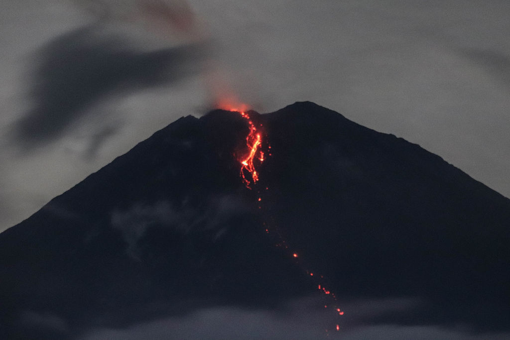 VIDEO. Dezastru în Indonezia. 13 oameni au murit, după ce vulcanul Semeru a erupt