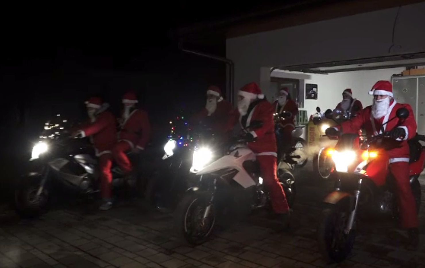 Moșul a venit pe motocicletă în Mureș, la fel ca și ajutoarele lui. Au împărțit cadouri copiilor cuminți