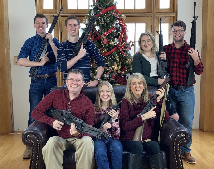 Un congresman american a postat o poză de Crăciun cu membrii familiei înarmați, la câteva zile după masacrul din Michigan
