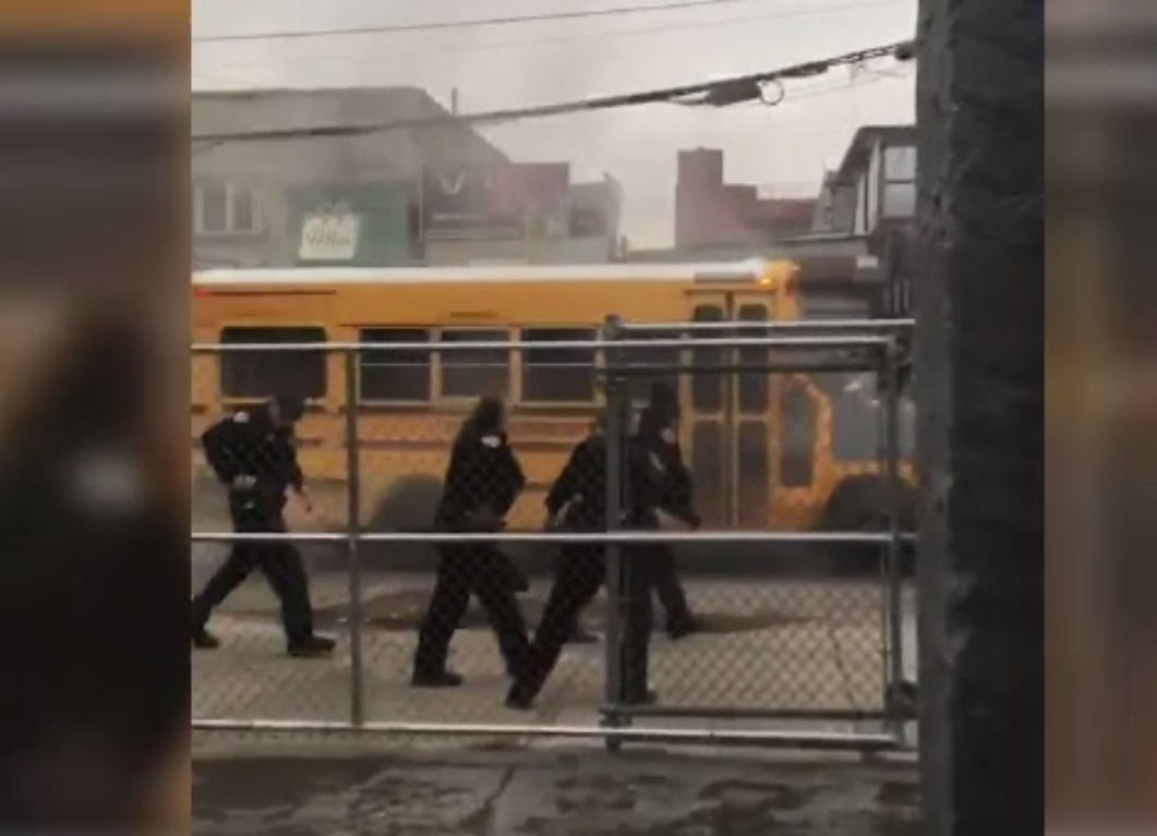 Un bărbat din New York a furat un autobuz școlar și a distrus mai multe mașini. Cel puțin trei persoane au ajuns la spital