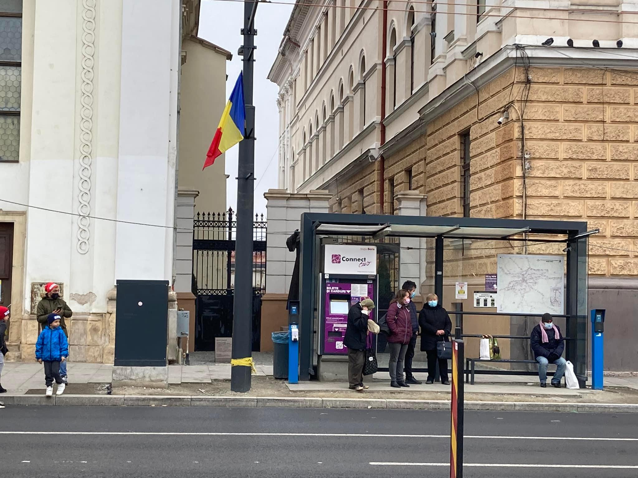 Autoritățile din Cluj-Napoca au pus statuia fondatorului bisericii unitariene în spatele unei stații de autobuz
