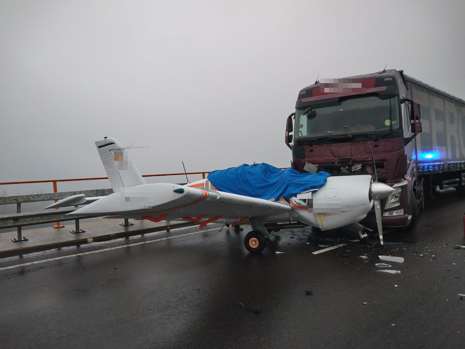 Șoferul român al unui TIR a spulberat un avion pe o autostradă din Germania VIDEO