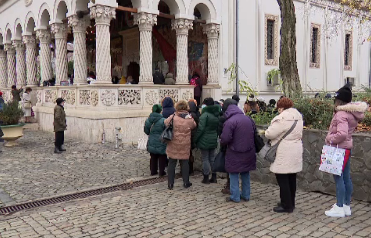 Sute de enoriași au înfruntat frigul ca să ajungă la moaștele Sfântului Nicolae, în Capitală