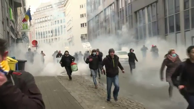 Proteste violente în Belgia după impunerea noilor restricții. Adevărate bătăi au avut loc pe străzile din Bruxelles