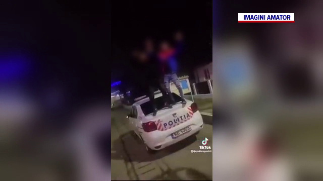 Doi adolescenți din Vrancea, reținuți după ce au postat pe TikTok cum dansau pe manele pe mașina de Poliție