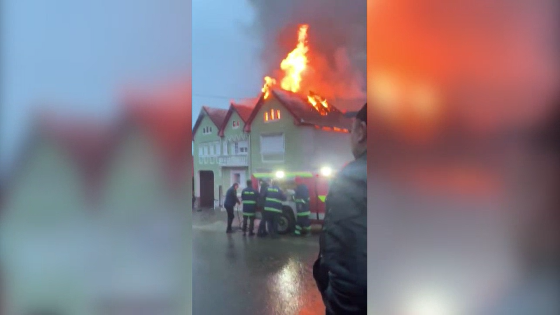 Doi soți din Sibiu și-au văzut munca de-o viață distrusă după ce le-a luat foc casa din cauza unor acumulatori