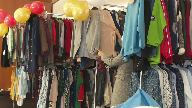 O echipă de voluntari și tineri designeri din Cluj-Napoca au recondiționat sute de haine. Banii strânși vor ajunge la copii