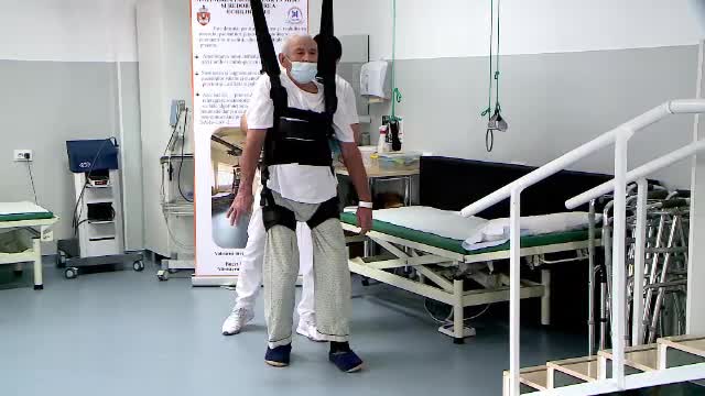 După ce a rămas în scaun cu rotile, un bătrân face zilnic exerciții de recuperare cu un aparat unic în România