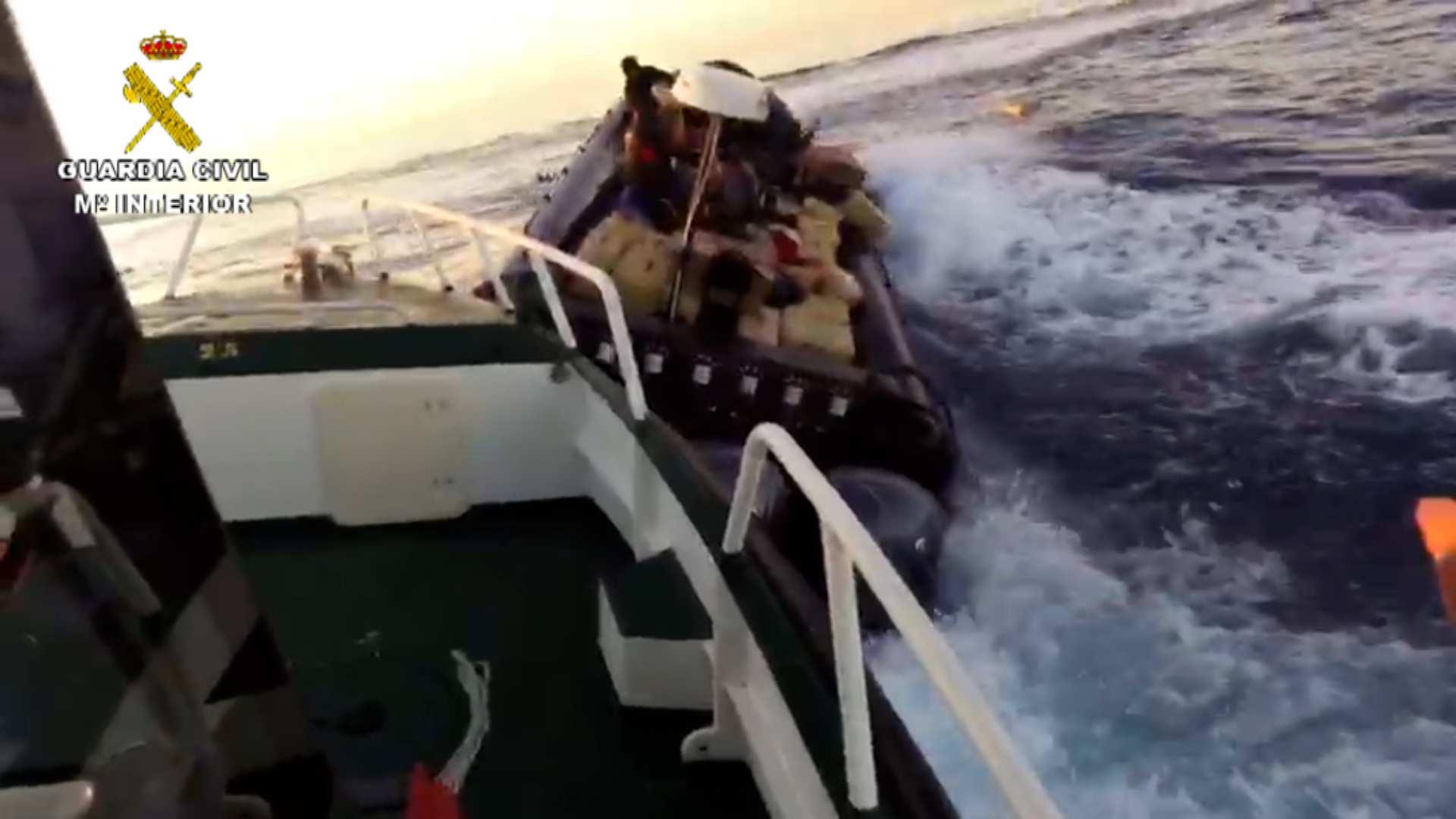 Momentul în care câțiva traficanți au început să arunce drogurile dintr-o barcă, în timp ce erau urmăriți de polițiști