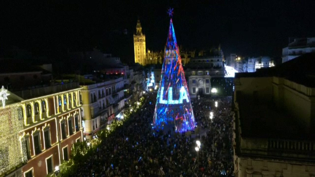 Orașul spaniol Sevilla se mândrește cu cel mai înalt brad de Crăciun din Europa