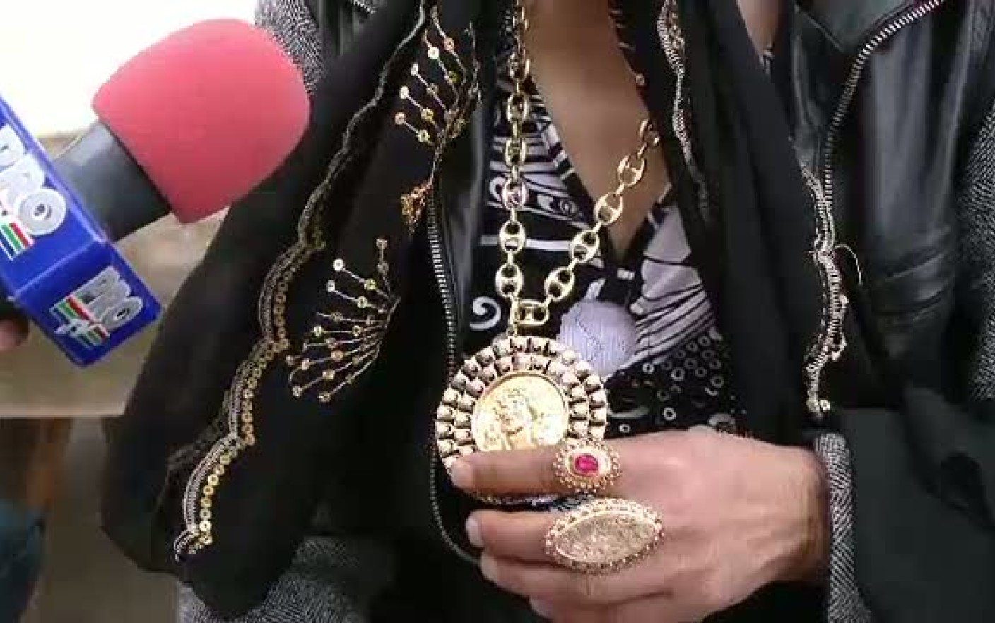 Cum a fost păcălit un polițist din Iași de niște escroci să le dea aproape 300 de grame de bijuterii din aur