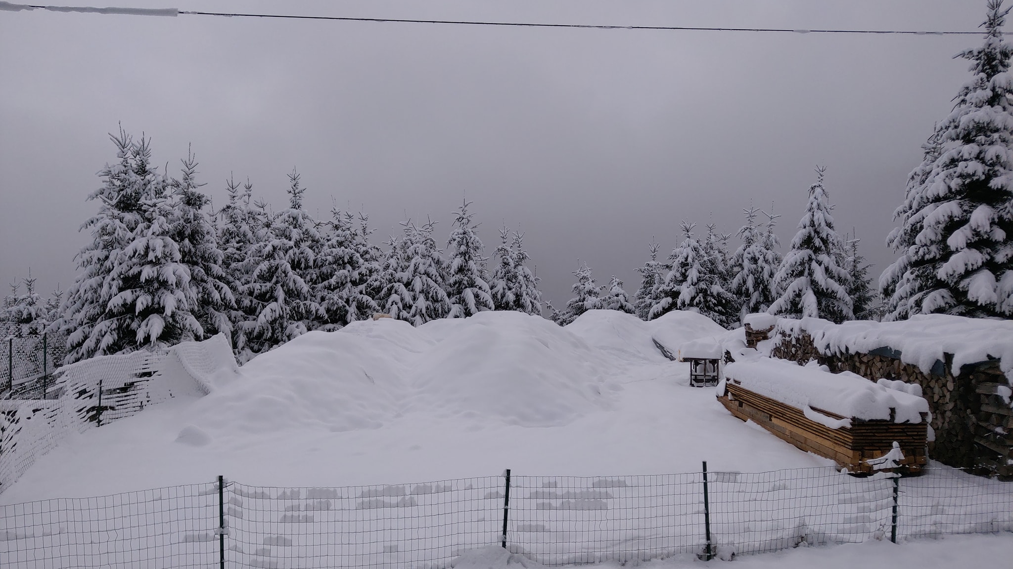 O parte din stațiunea Păltiniș a rămas fără curent electric din cauza ninsorilor. Stratul de zăpadă măsoară 28 cm