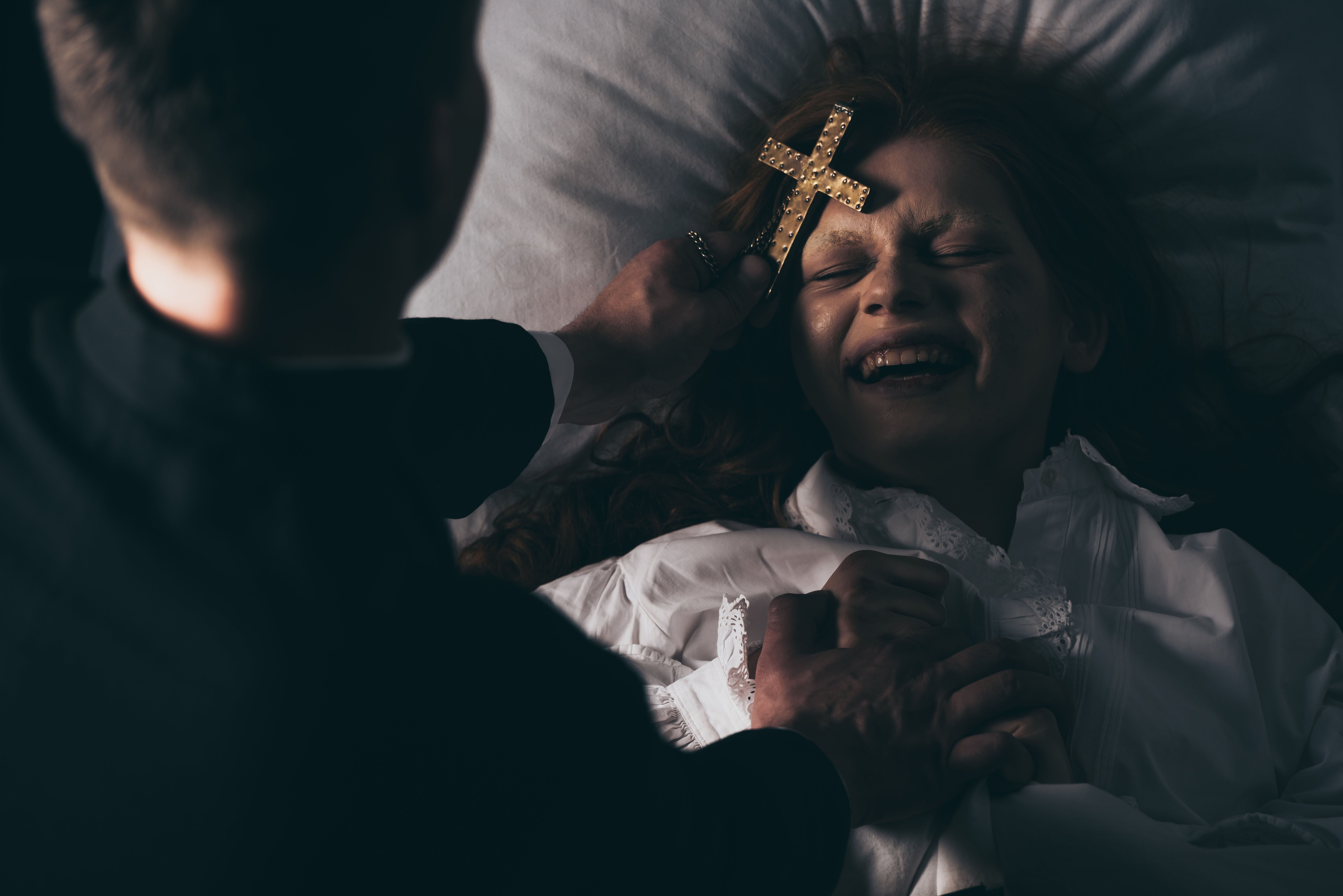 O femeie a fost „exorcizată” timp de nouă ore după ce a atacat un preot în timpul slujbei. Detalii terifiante