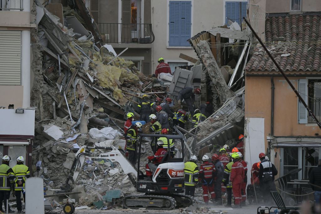 Trei oameni au murit şi cinci sunt răniţi, după prăbușirea unei clădiri, în Franța