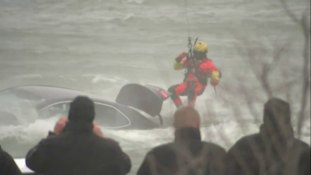 O mașină în care se afla o femeie a ajuns în apă, la cascada Niagara. Cum a fost posibil