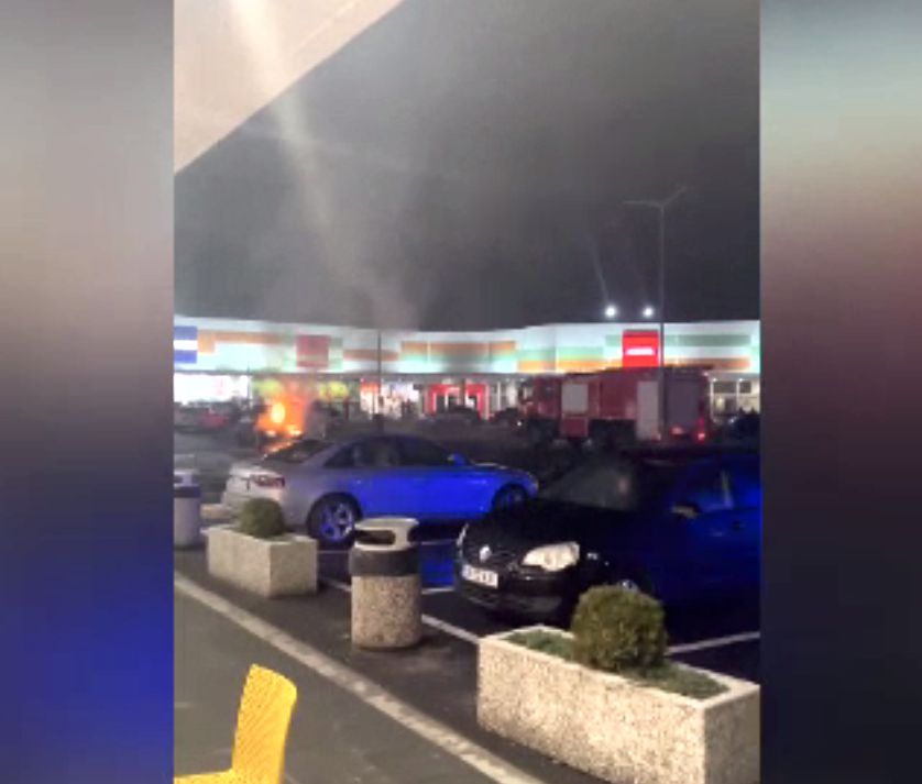 Mașină arsă în parcarea unui centru comercial din Târgoviște. De unde a pornit focul