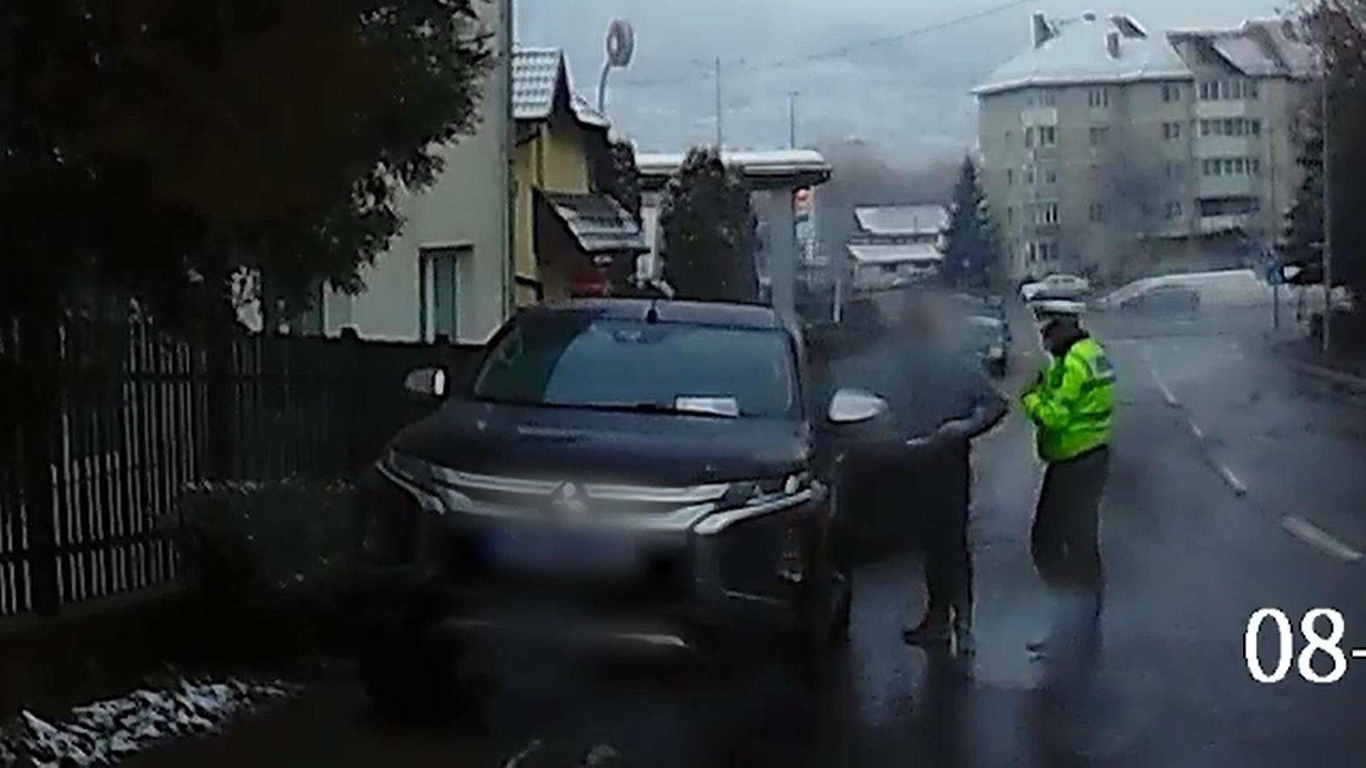 VIDEO. Un poliţist local din Harghita a fost lovit intenţionat cu mașina