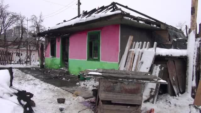 Un bărbat și cei 4 copii au rămas pe drumuri, după ce un incendiu le-a distrus casa. Omul și-a salvat mezinul din flăcări