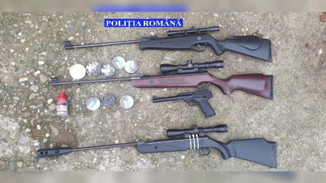 Sute de arme au fost aduse ilegal din Ungaria în România prin intermediul unor firme de curierat