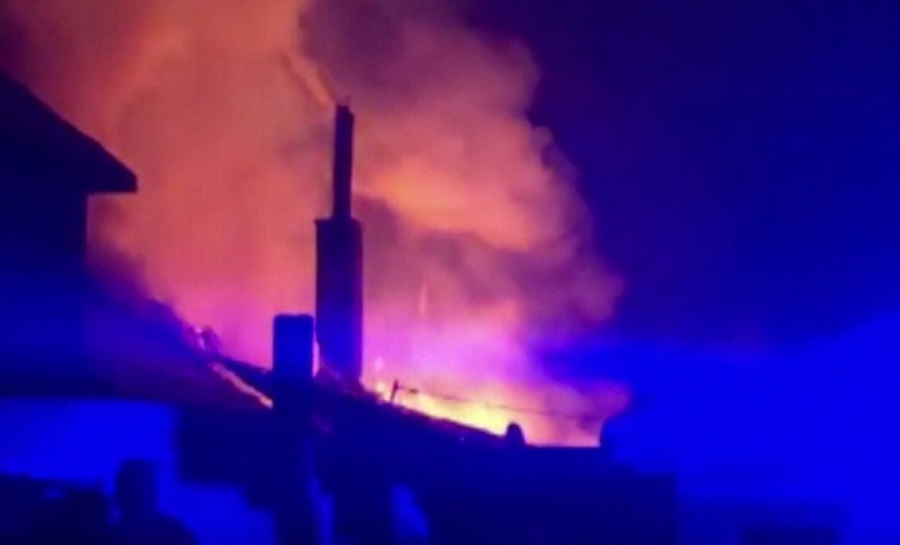 Incendiu puternic în județul Bacău. Casa praznicală din comuna Asău a fost mistuită de flăcări