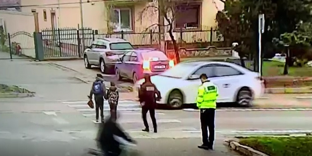 Doi copii, la un pas să fie loviți pe trecerea de pietoni, de față cu doi polițiști, în Timiș