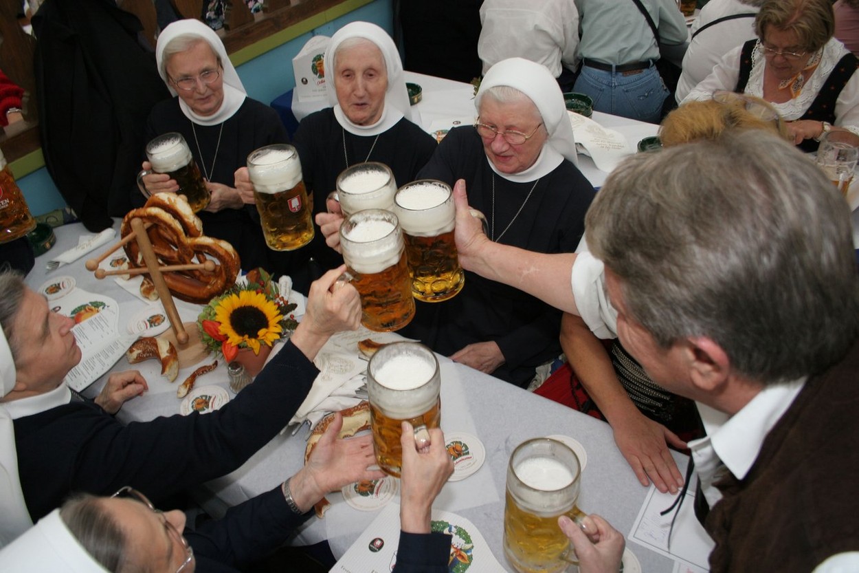 Călugărițele din Belgia preiau tradiția de secole a călugărilor și încep să fabrice bere. ”Tuturor surorilor le place”