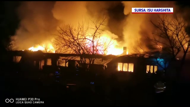 Un ansamblu de locuințe din Harghita a fost cuprins de flăcări. O femeie și un copil, transportați la spital