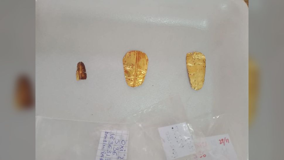 Trei mumii cu limbile învelite în foiță de aur au fost găsite într-un mormânt egiptean sigilat