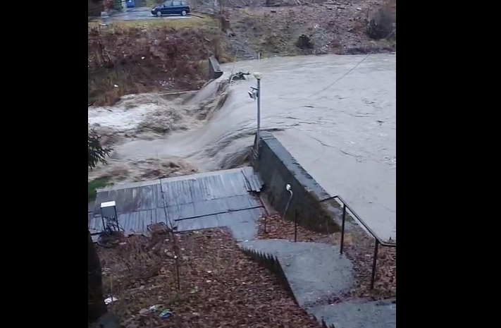 VIDEO Inundaţii în staţiunile de pe Valea Prahovei. Copaci şi stâlpi de electricitate rupţi în mai multe localităţi