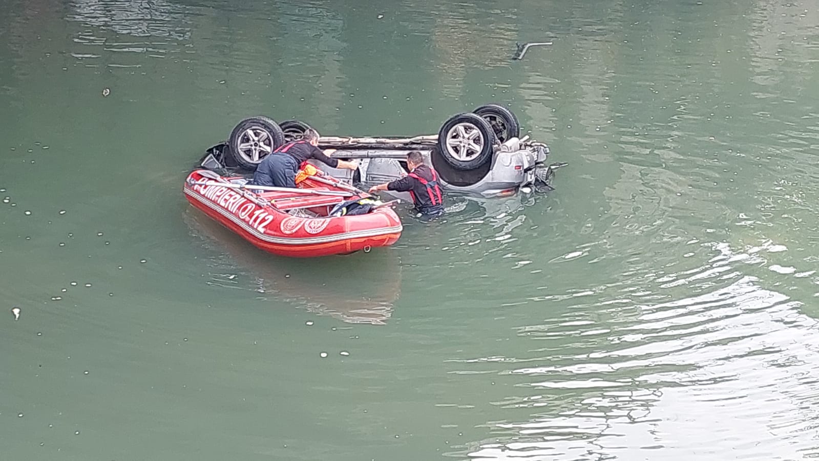 FOTO O mașină a căzut în Dâmbovița, în zona Podului Ciurel. Șoferul a murit
