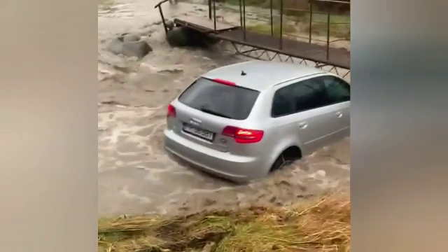 VIDEO VIRAL. Ce a pățit un șofer care a încercat să traverseze cu mașina un râu ieșit din matcă